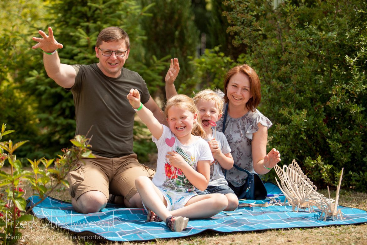 Family outdoor photo shoot on summer picnic